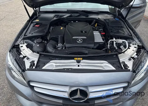 2015 Mercedes-Benz C 300 4Matic z USA, uszkodzony, nr VIN 55SWF4KB4FU029007